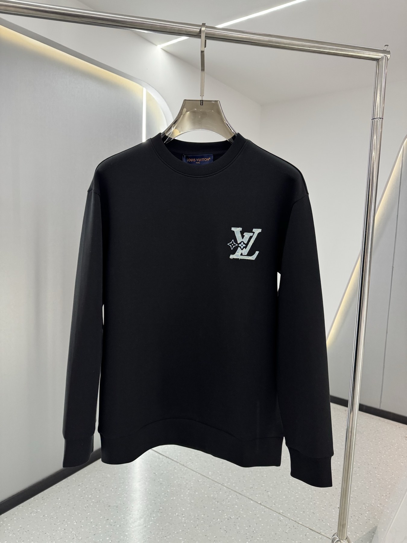 루이 비통 LV 자수 로고 크루넥 스웨트셔츠