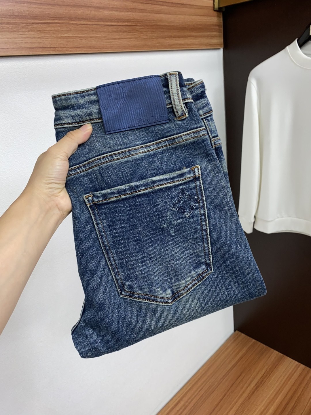 루이 비통 LV 자수 디스트레스드 워시드 데님 진