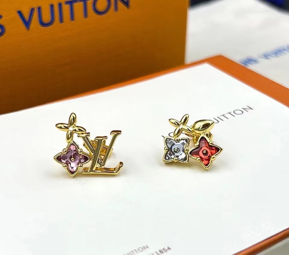루이 비통 LV 이니셜 모노그램 플라워 비대칭 스터드 귀걸이