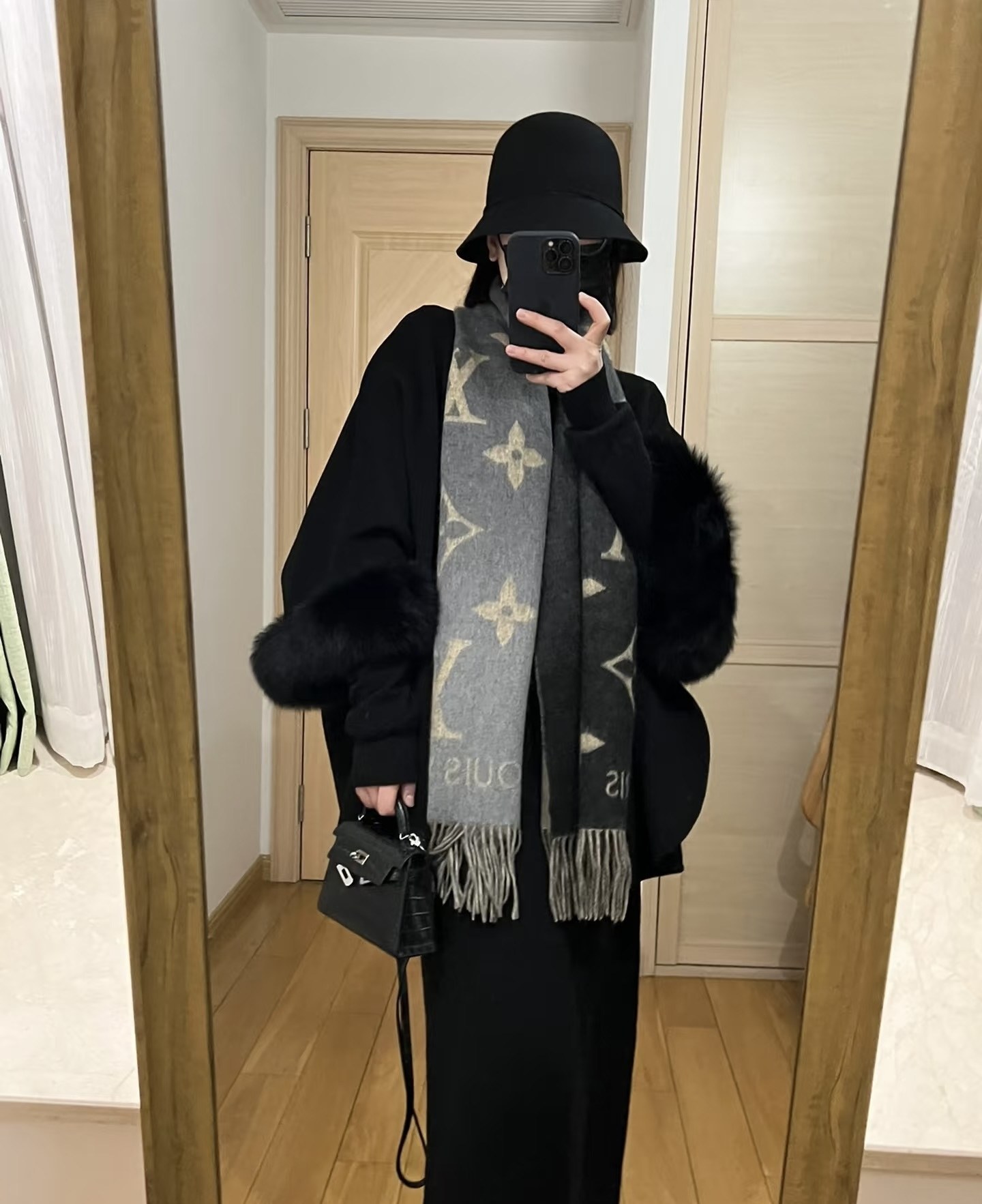 루이 비통 모노그램 그라디언트 프린지 스카프
