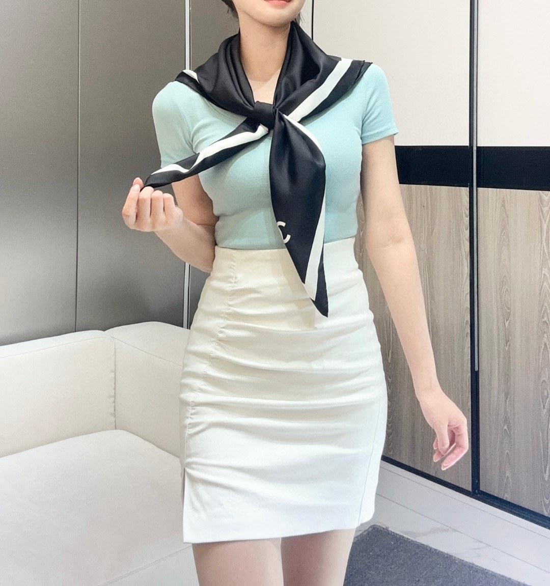샤넬 CC 로고 보더 실크 스퀘어 스카프