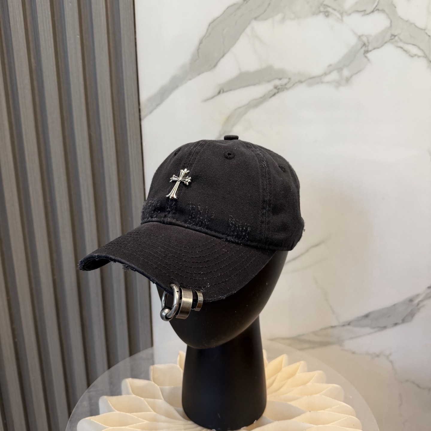크롬하츠 크로스 장식 디스트레스드 링 디테일 베이스볼 캡