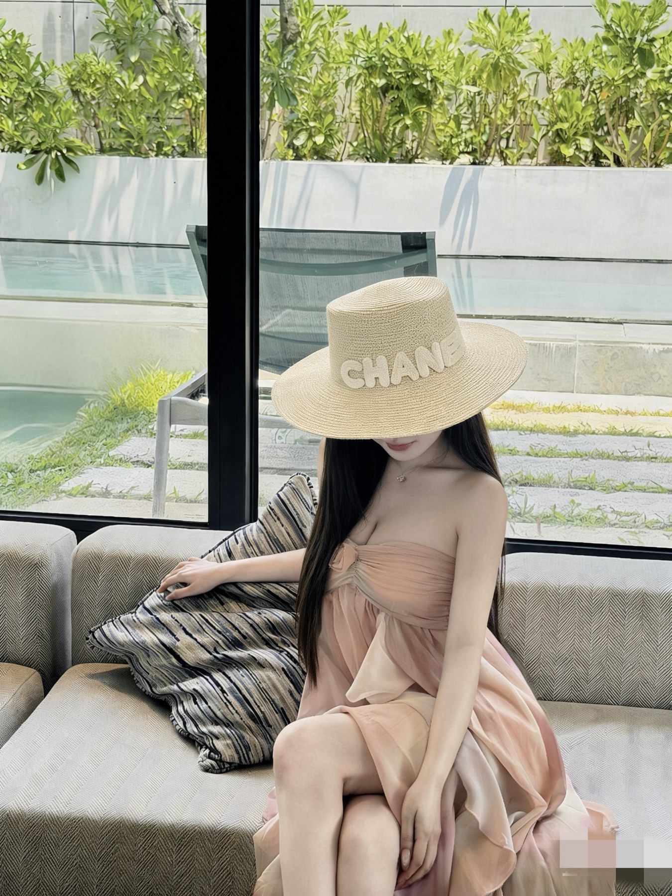 샤넬 로고 레터링 와이드 브림 스트로 햇