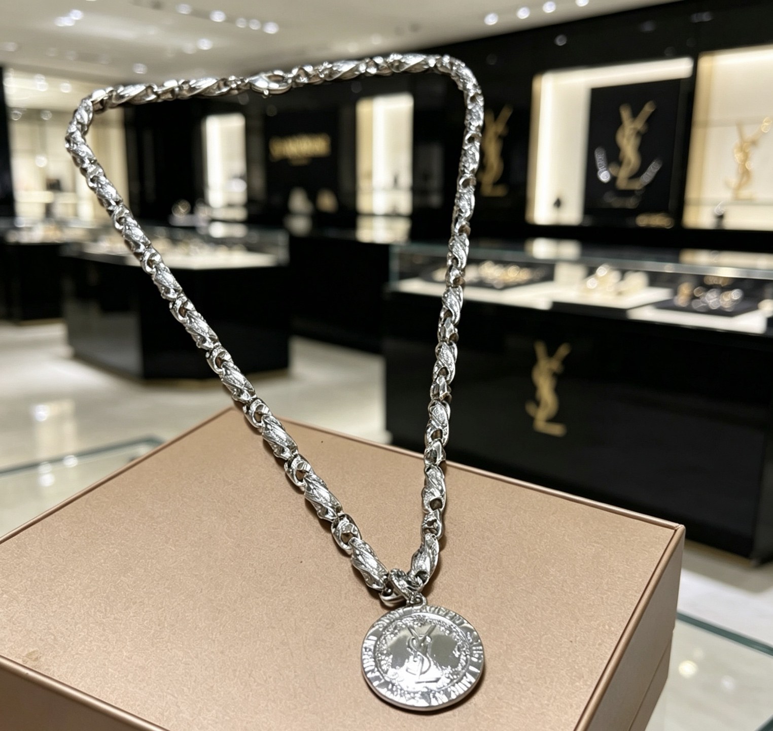 생 로랑 YSL 모노그램 코인 펜던트 체인 네크리스