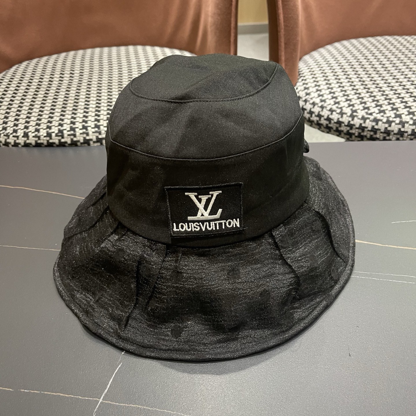루이 비통 LV 로고 패치 레이스 리본 와이드 브림 버킷햇