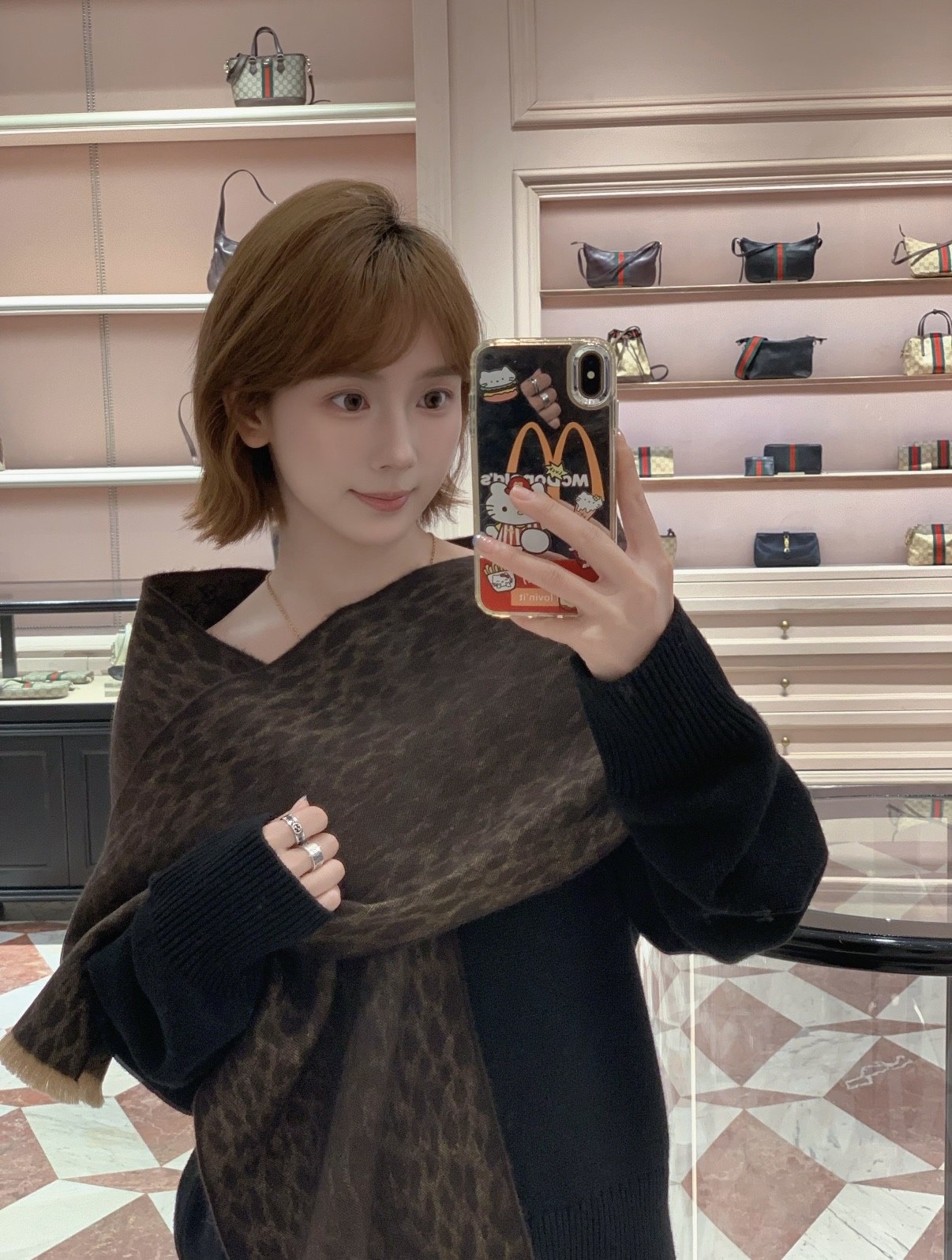 구찌 GG 레오파드 양면 프린지 스카프