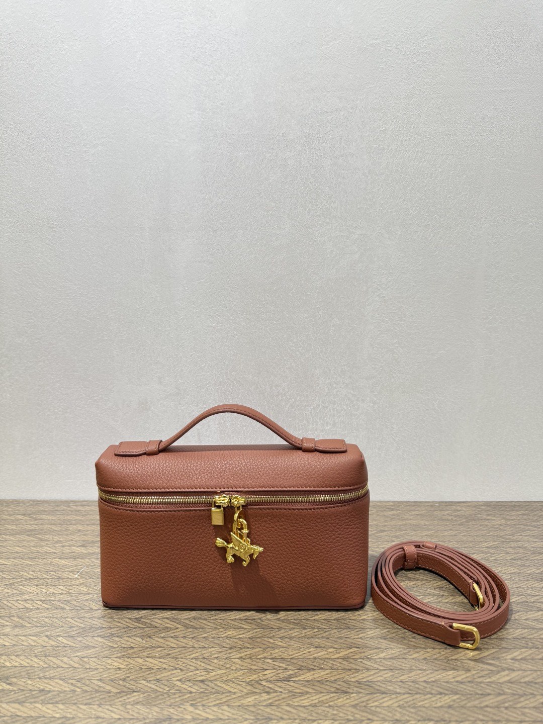 로로피아나 L19 레더 엑스트라 포켓 백