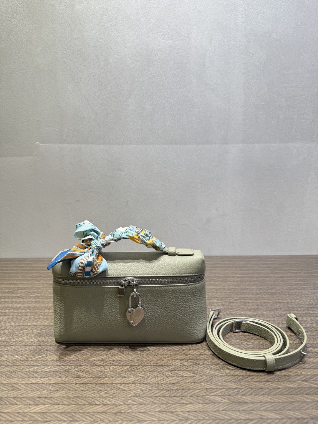 로로피아나 엑스트라 포켓 L19 (Extra Pocket L19)