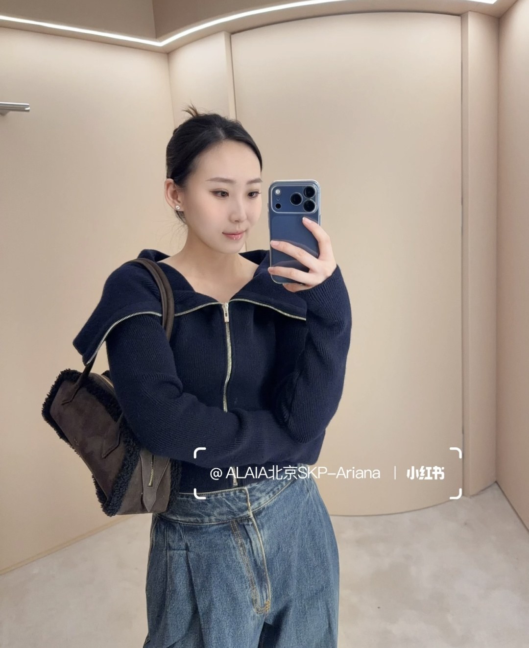 알라이아 르 테켈(Le Teckel) 롱 핸들 시어링 숄더백